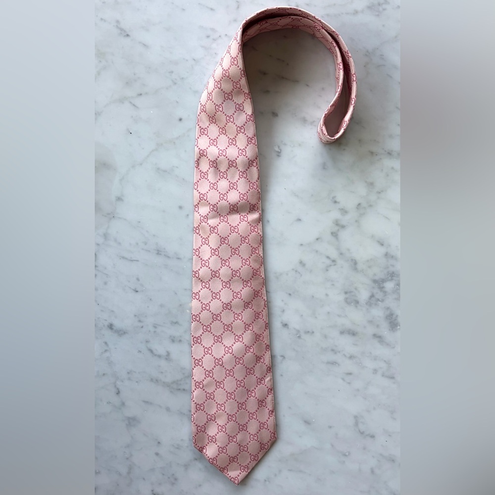 Gucci Pink GG Monogram Silk Tie, Blush Pink/Rose, 3.5” x 59”, like new - Picture 6 of 13